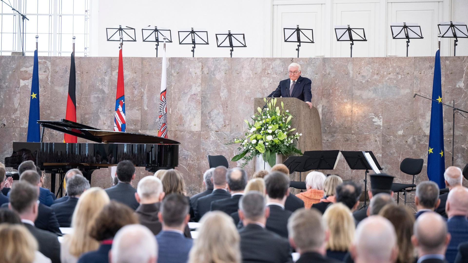 Das Foto zeigt Bundespräsident Frank-Walter Steinmeier. Er steht vor einem Rednerpult in der Paulskirche anlässlich des 175. Jahrestags der ersten deutschen Nationalversammlung. Das Foto zeigt Bundespräsident Frank-Walter Steinmeier. Er steht vor einem Rednerpult in der Paulskirche anlässlich des 175. Jahrestags der ersten deutschen Nationalversammlung.