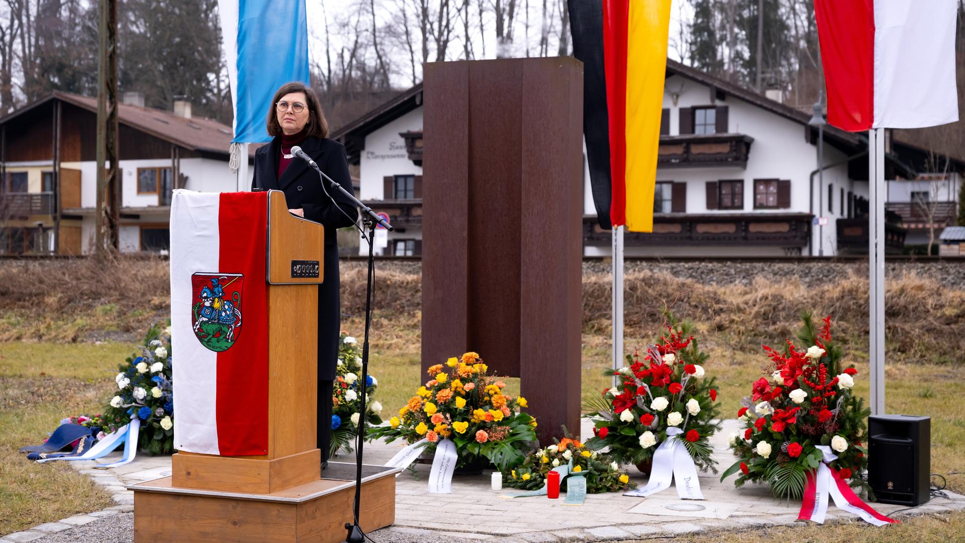 Ilse Aigner (CSU), Präsidentin des Bayerischen Landtags, nimmt anlässlich des zehnten Jahrestags des Zugunglücks von Bad Aibling an einer Gedenkveranstaltung an der Erinnerungsstätte teil. 