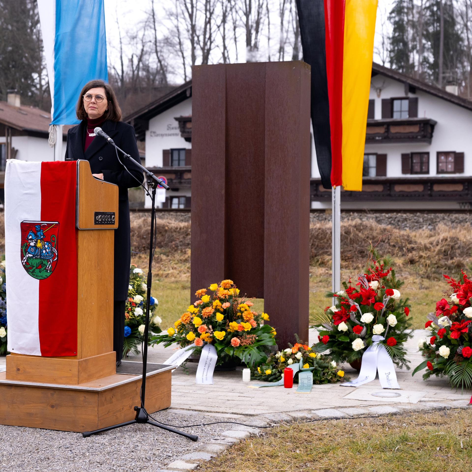Ilse Aigner (CSU), Präsidentin des Bayerischen Landtags, nimmt anlässlich des zehnten Jahrestags des Zugunglücks von Bad Aibling an einer Gedenkveranstaltung an der Erinnerungsstätte teil. 