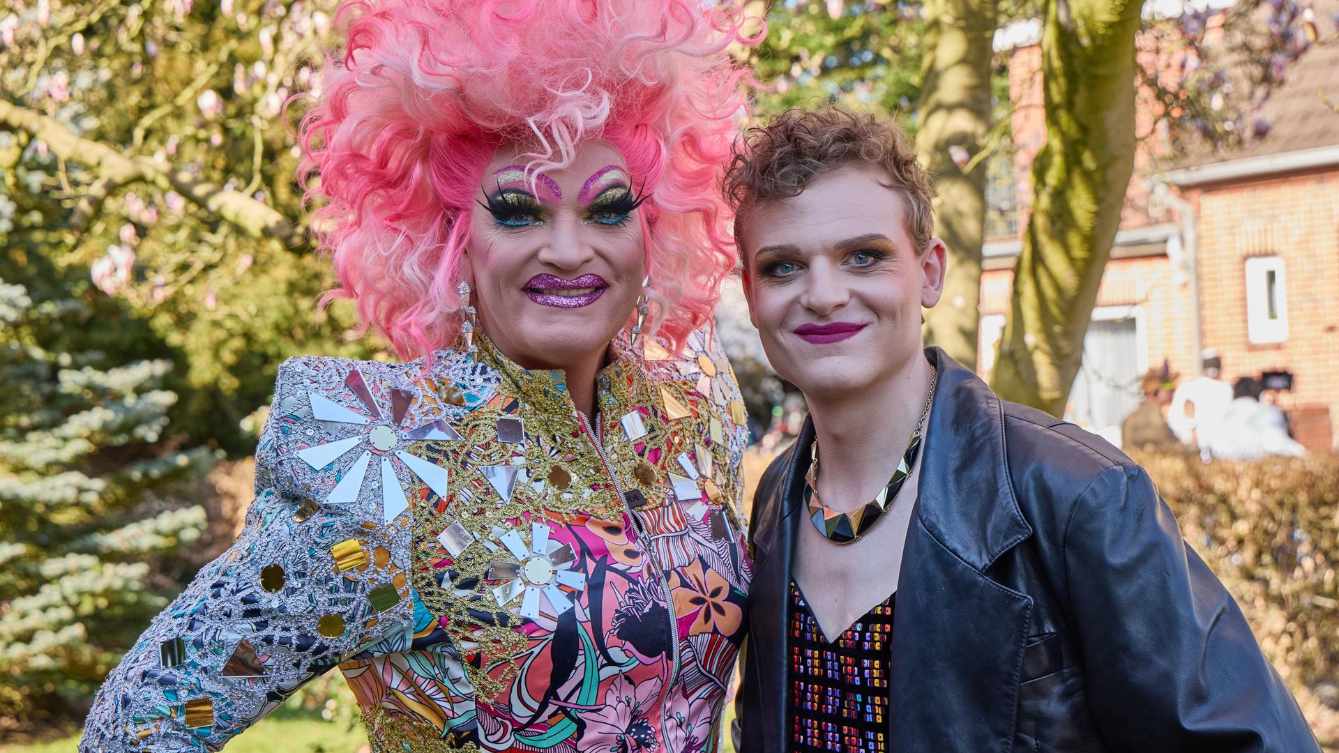 Aufnahme vom Dreh des Films "Olivia". Zwei Menschen stehen dicht beieinander. Es ist die Dragqueen Olivia Jones und der Schauspieler Johannes Hegemann. Beide sind geschminkt und lachen.