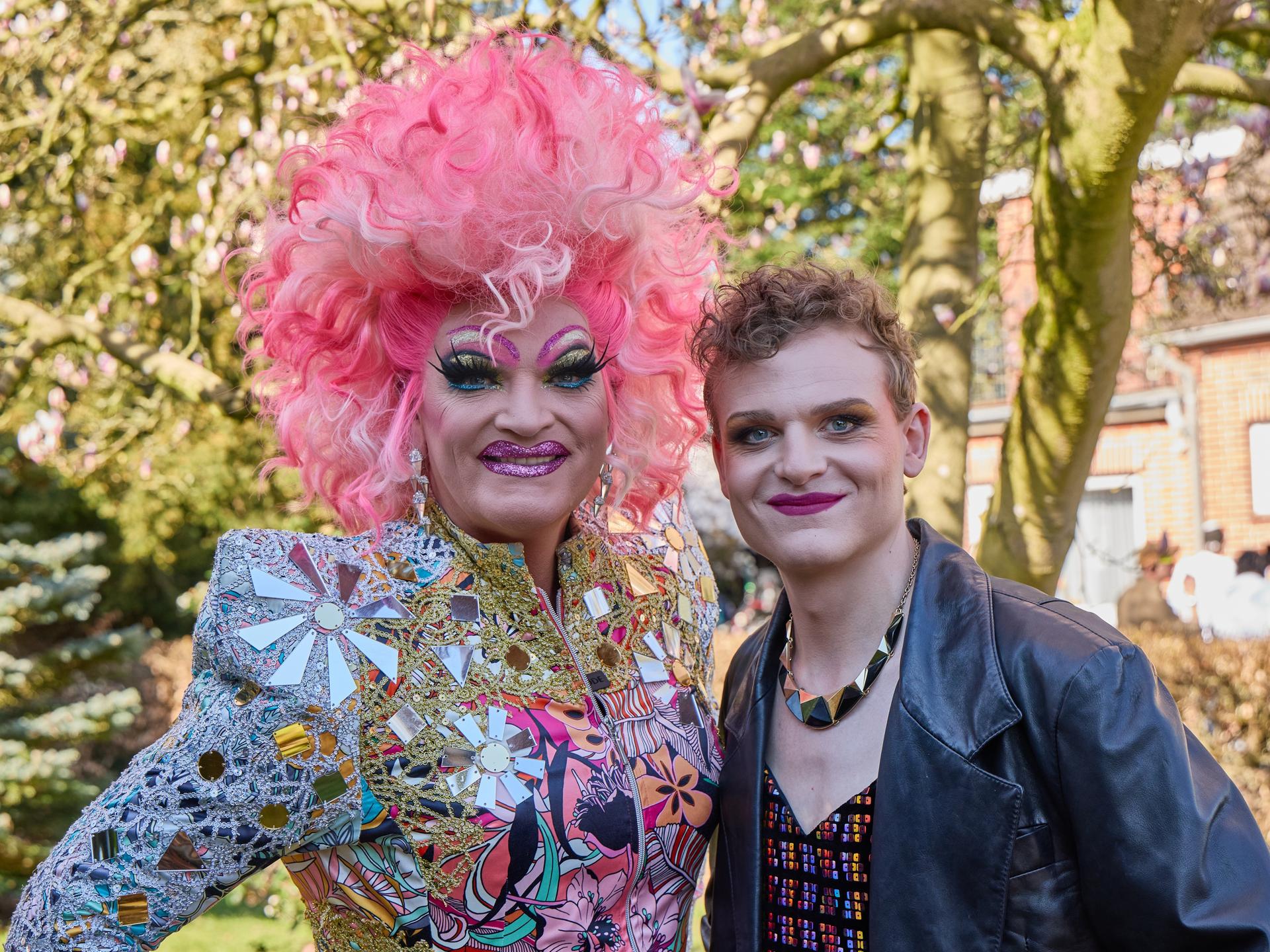 Aufnahme vom Dreh des Films "Olivia". Zwei Menschen stehen dicht beieinander. Es ist die Dragqueen Olivia Jones und der Schauspieler Johannes Hegemann. Beide sind geschminkt und lachen.