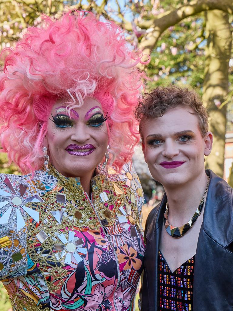 Aufnahme vom Dreh des Films "Olivia". Zwei Menschen stehen dicht beieinander. Es ist die Dragqueen Olivia Jones und der Schauspieler Johannes Hegemann. Beide sind geschminkt und lachen.