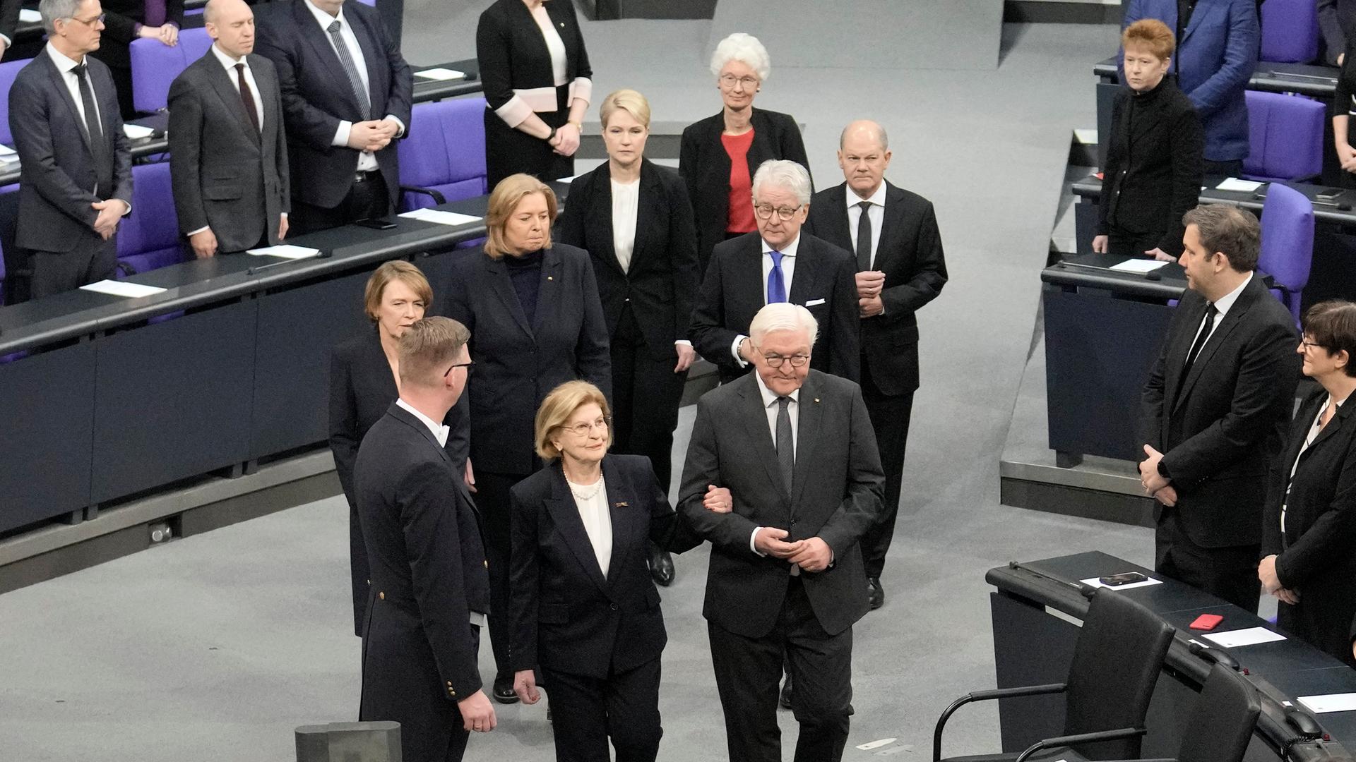 Bundespräsident Frank-Walter Steinmeier führt die Holocaust-Überlebende Eva Szepesi in den Plenarsaal des Deutschen Bundestages in Berlin.