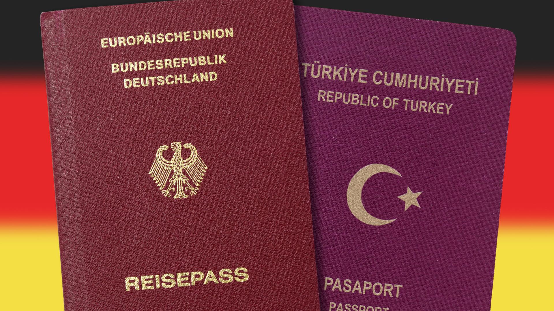 Deutscher und türkischer Pass vor Deutschlandfahne, doppelte Staatsbürgerschaft