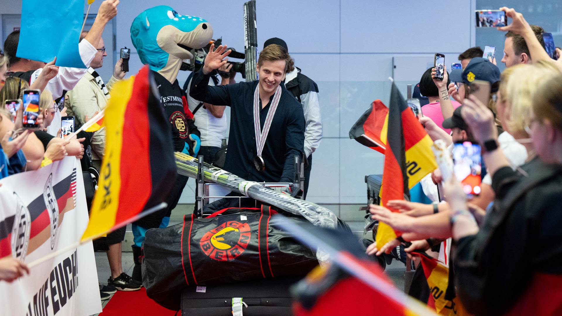 Domik Kahun von der deutschen Eishockey-Nationalmannschaft kommt nach der Weltmeisterschaft am Flughafen München an.