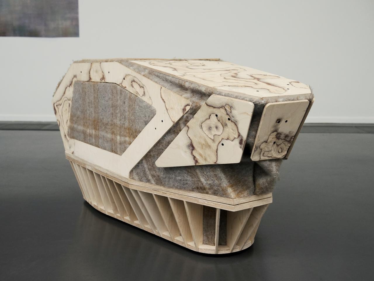 you - ein  Roboter aus verschiedenen Materialien