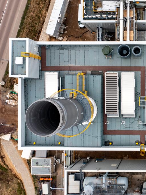 Luftaufnahme: Blick auf das neue Gaskraftwerk im Chemiepark Leuna.