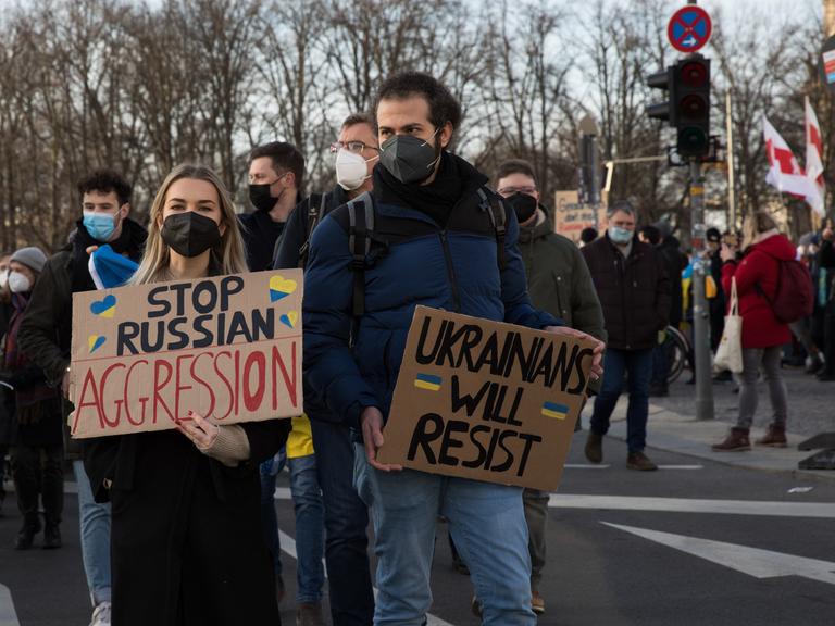 Demonstrierende Menschen in Berlin, die gegen den Krieg in der Ukraine auf die Straße gehen. 