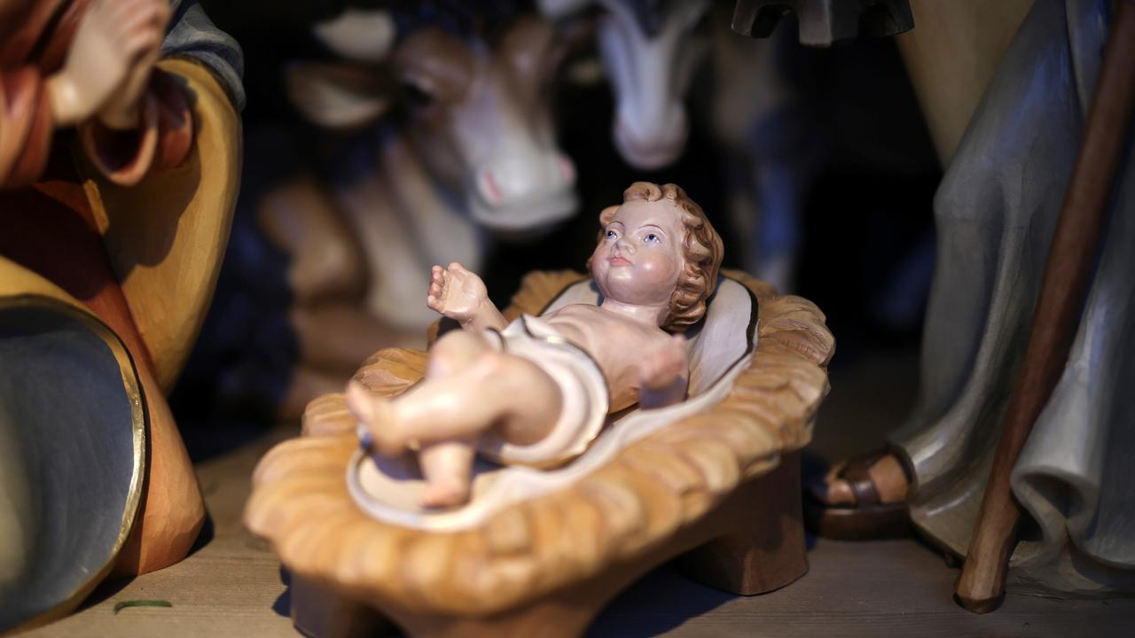 Das Jesuskind liegt am 30.11.2017 auf dem Weihnachtsmarkt in Dortmund (Nordrhein-Westfalen) an einem Verkaufsstand in einer Krippe.