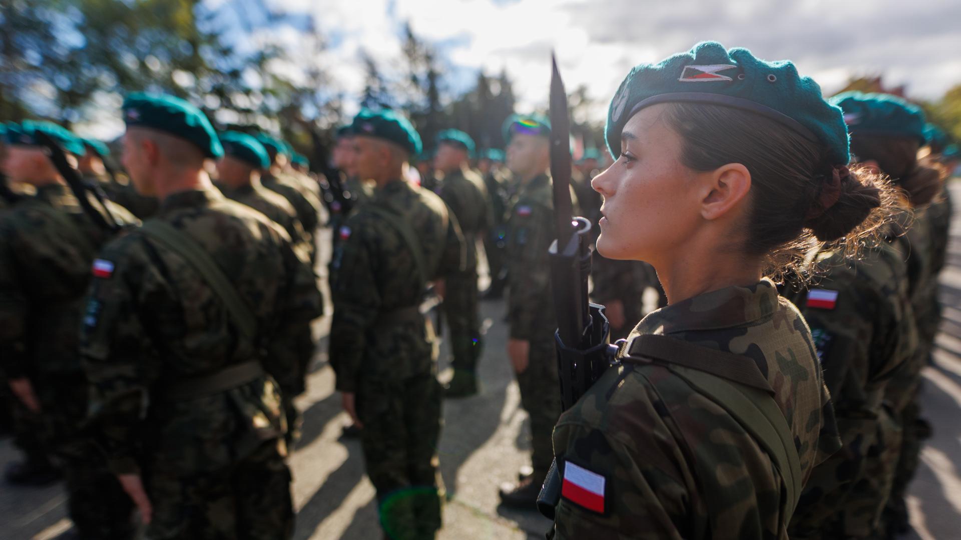 Soldatinnen und Soldaten stehen in Reih und Glied an der Militärakademie in Wroclaw.