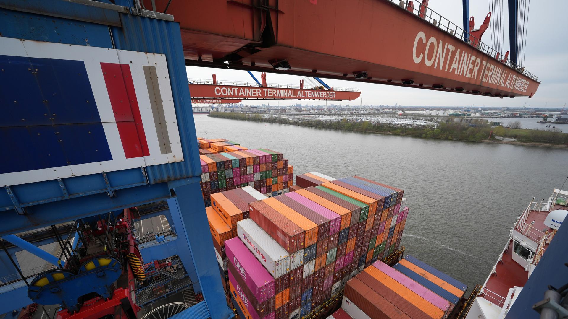 Container werden auf dem Container Terminal Altenwerder (CTA) im Hamburger Hafen umgeschlagen.