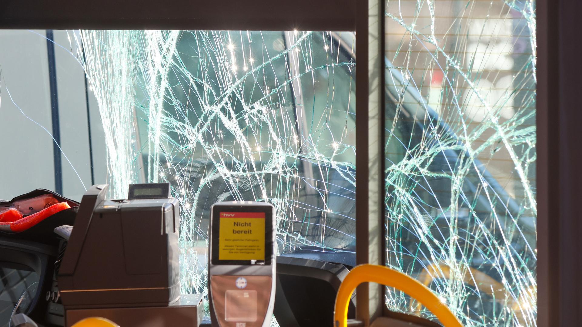Ein Linienbus hat nach einem Unfall eine gesplitterte Windschutzscheibe.