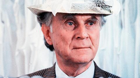 Vicco von Bülow als frühpensionierter Abteilungsleiter eines Industrieunternehmens mit Damenhut im Film "Pappa ante portas". Regie: Vico von Bülow