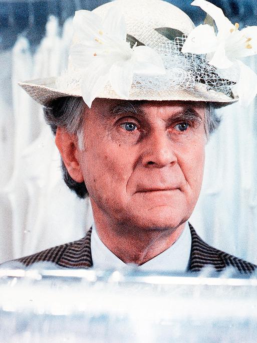 Vicco von Bülow als frühpensionierter Abteilungsleiter eines Industrieunternehmens mit Damenhut im Film "Pappa ante portas". Regie: Vico von Bülow