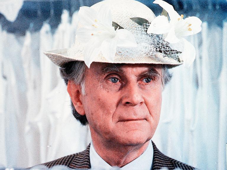 Vicco von Bülow als frühpensionierter Abteilungsleiter eines Industrieunternehmens mit Damenhut im Film "Pappa ante portas". Regie: Vico von Bülow