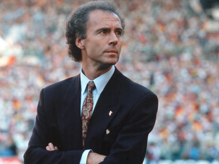 Eine Aufnahme von Franz Beckenbauer während der Fußball-Weltmeisterschaft in Italien im Jahr 1990 