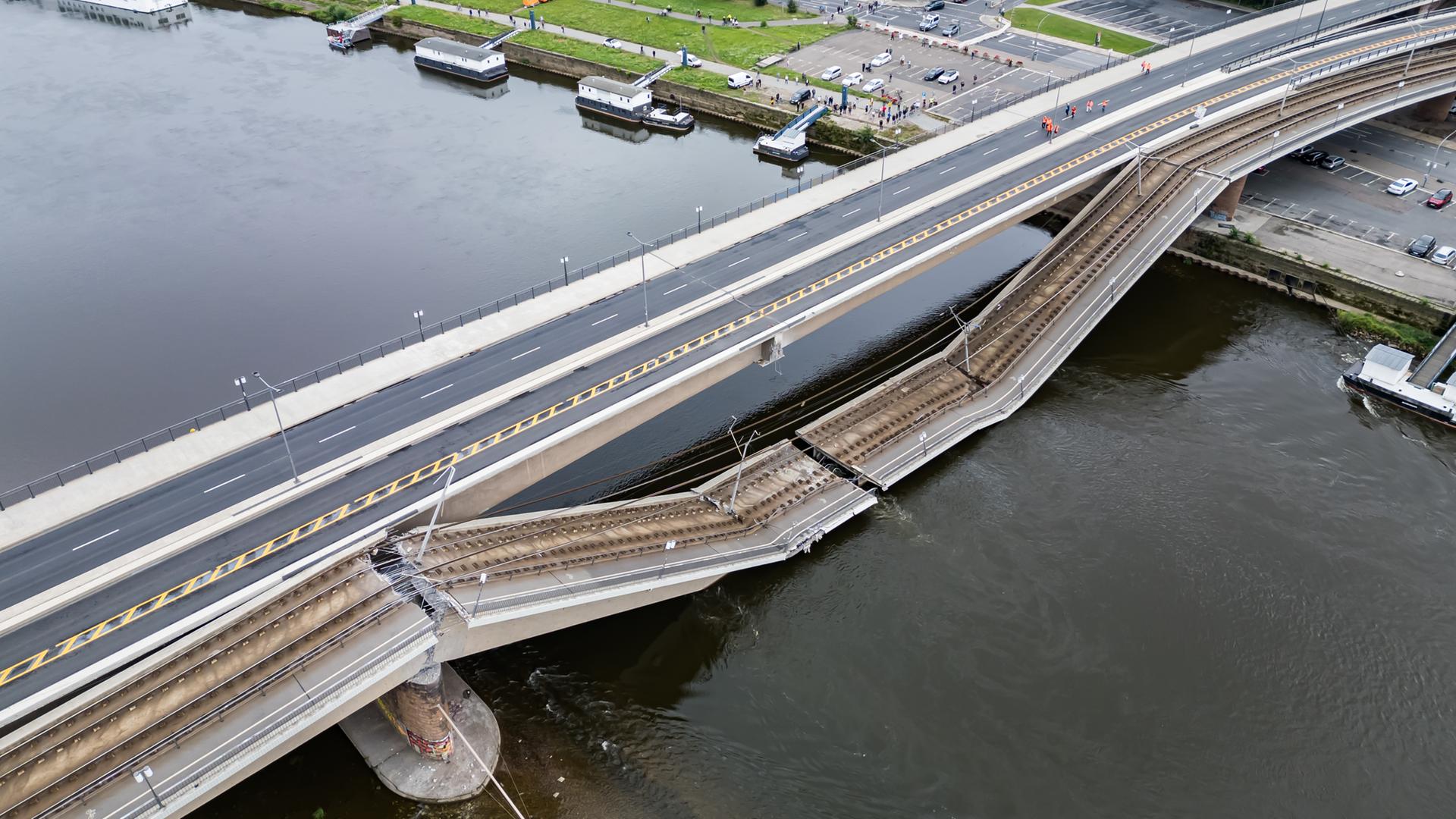 Ein Teil von der Carola-Brücke liegt in der Elbe.