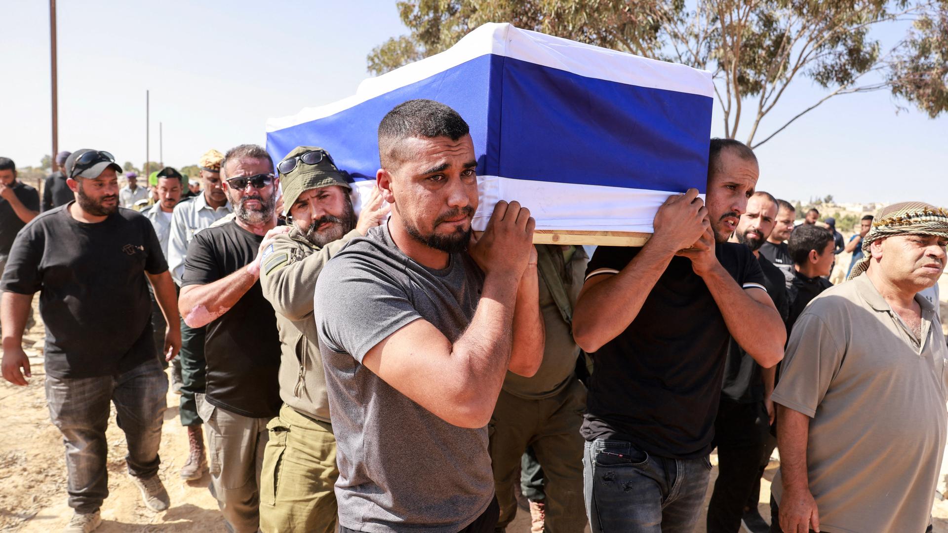 Verwandte, Freunde und Kameraden tragen den Sarg des israelischen Soldaten Mohammad Alatrash, geschmückt mit Israels Fahne, zu seiner Beerdigung in dem Dorf Sawa in der Nähe von Beerscheba. Verwandte, Freunde und Kameraden tragen den Sarg des israelischen Soldaten Mohammad Alatrash, geschmückt mit Israels Fahne, zu seiner Beerdigung in dem Dorf Sawa in der Nähe von Beerscheba.