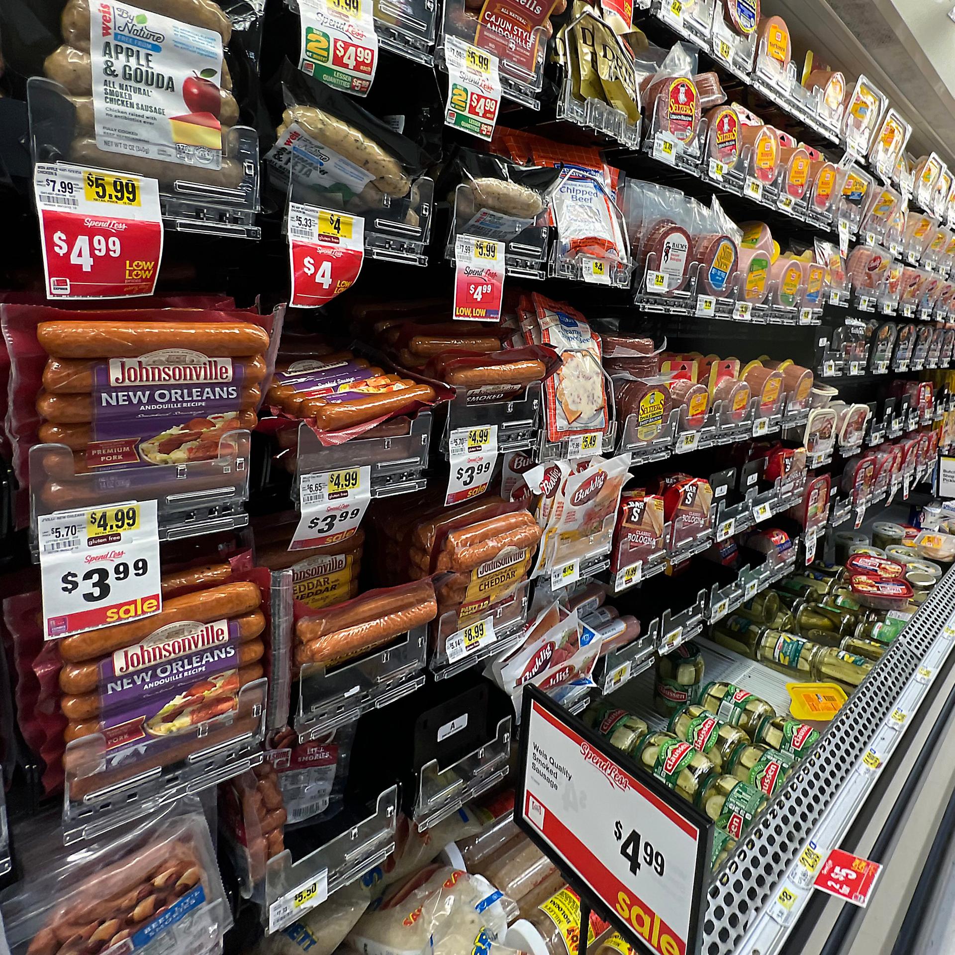 Menschen kaufen in einem Supermarkt in den USA ein.