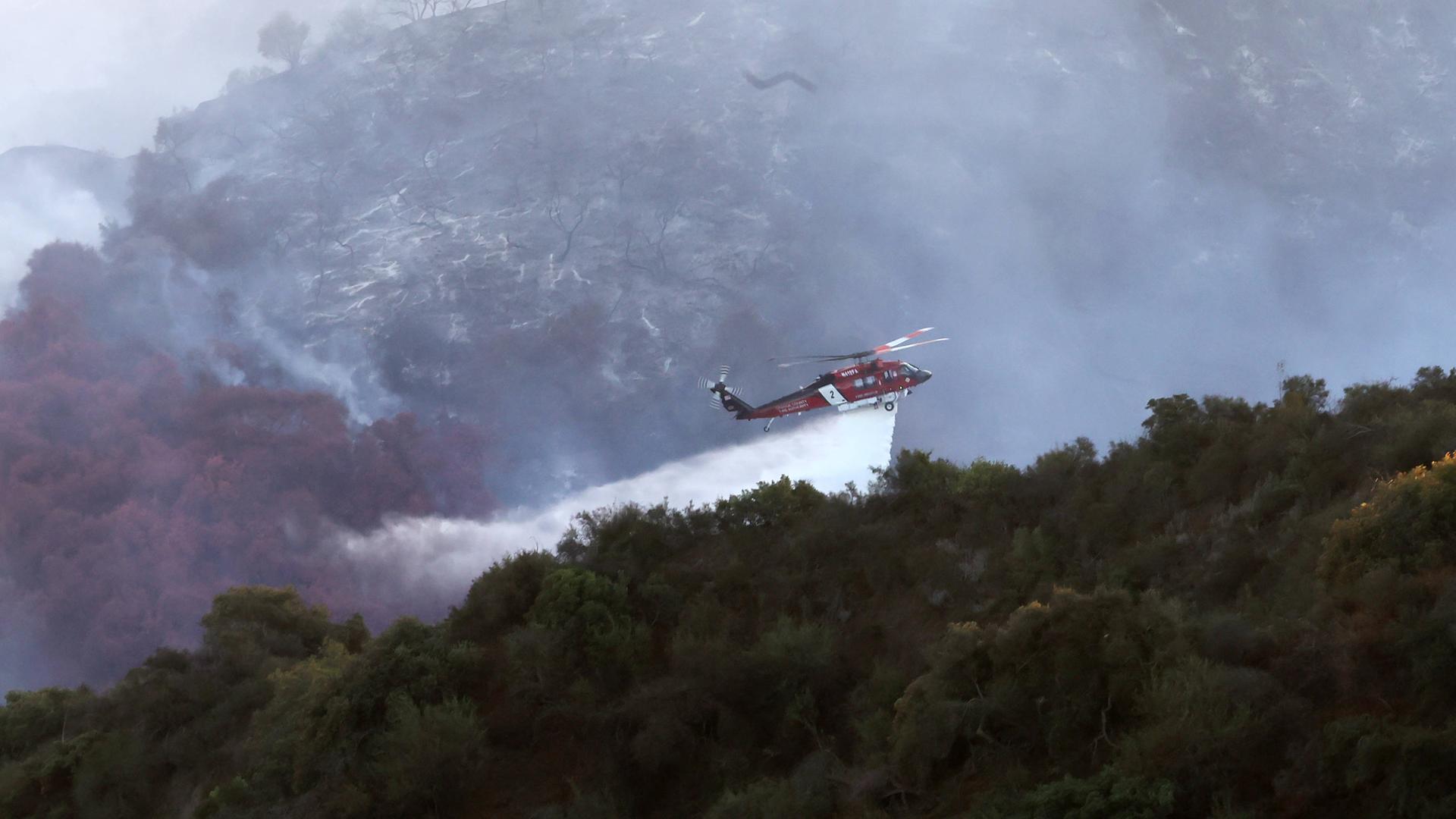 Ein Hubschrauber bringt Löschwasser in die Berge nahe Los Angeles. 