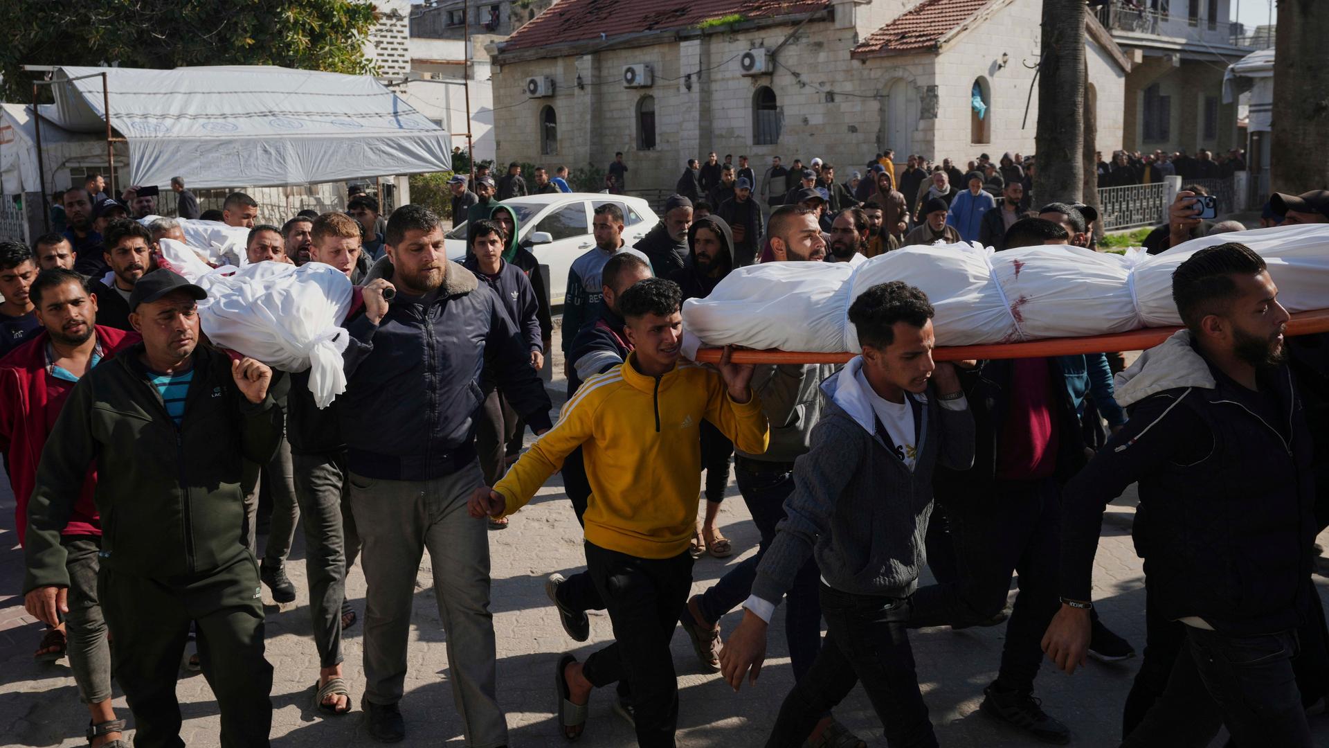 Gaza-Stadt: Trauernde tragen die Leichen von Palästinensern, die bei einem israelischen Luftangriff im Korridor von Netzarim getötet wurden, zum Al-Ahli Krankenhaus. 