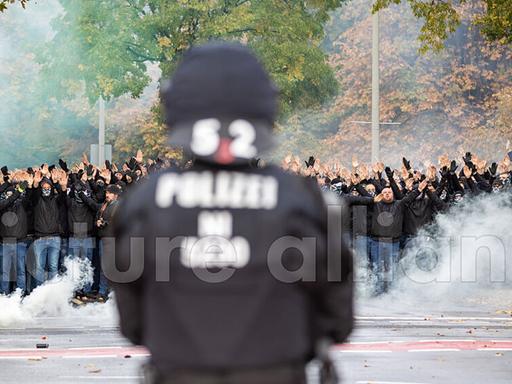 Polizeieinsatz beim Fanmarsch von Fans von Hannover 96 vor dem Derby gegen Eintracht Braunschweig  