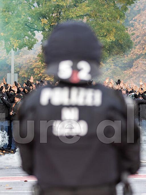 Polizeieinsatz beim Fanmarsch von Fans von Hannover 96 vor dem Derby gegen Eintracht Braunschweig  
