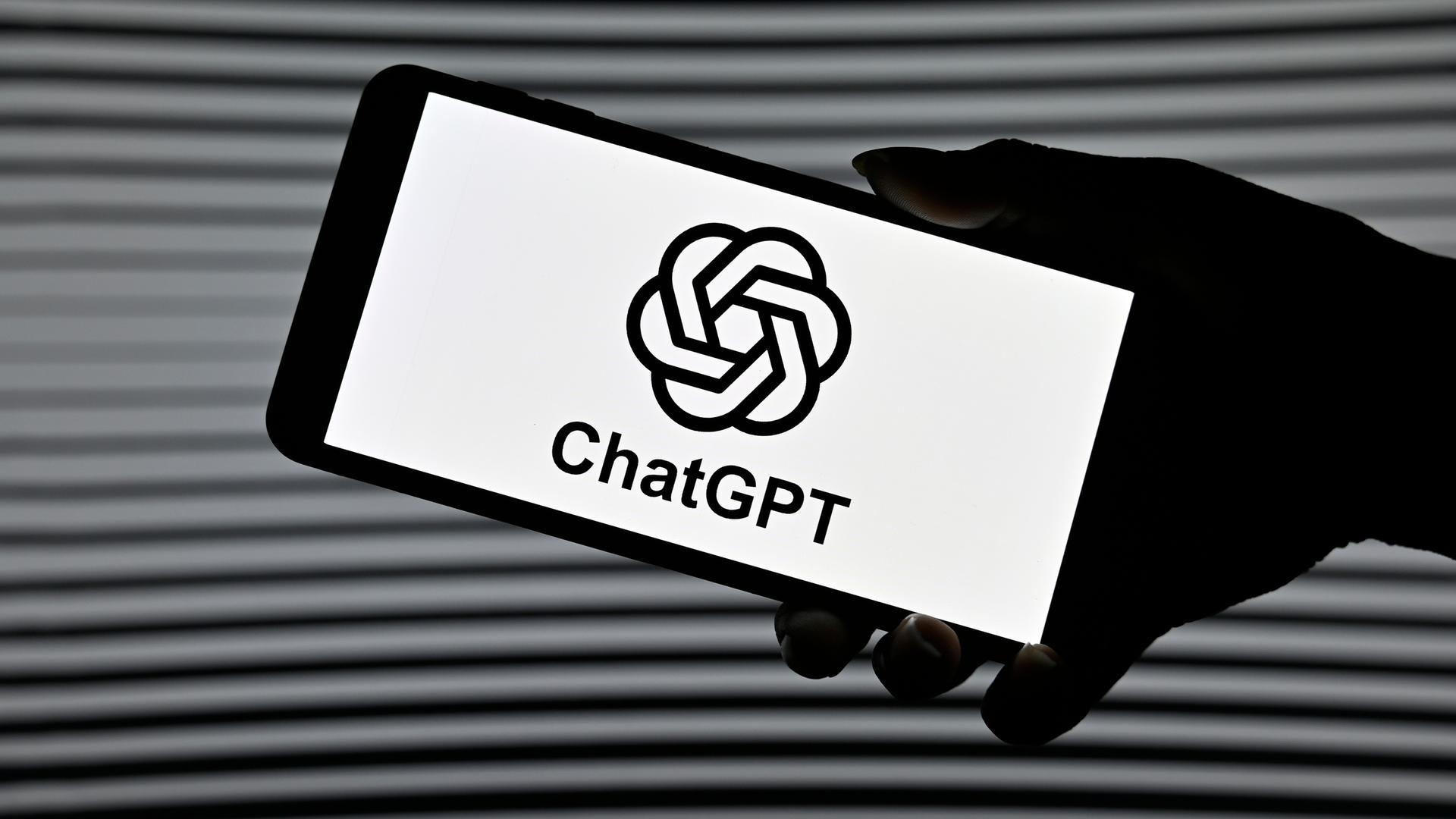 Auf einem Smartphone ist das Logo von ChatGPT zu sehen.