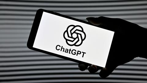 Auf einem Smartphone ist das Logo von ChatGPT zu sehen.