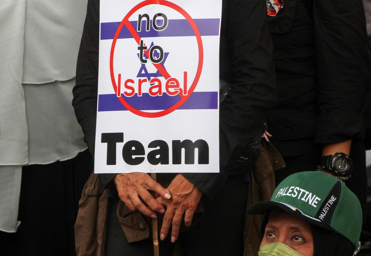 Proteste gegen die Teilnahme des israelischen Teams bei der Fußball-U20-WM in Jakarta (Indonesien).