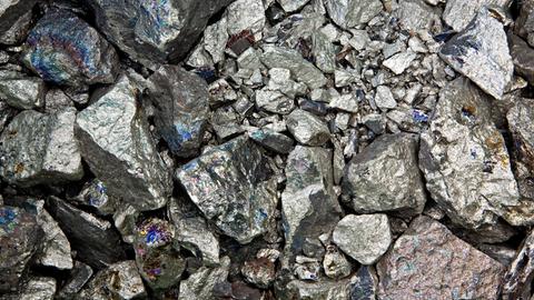 Nahaufnahme von Niob, einem silberweißen Schwermetall, welches an einigen Stellen auch blau schimmert.