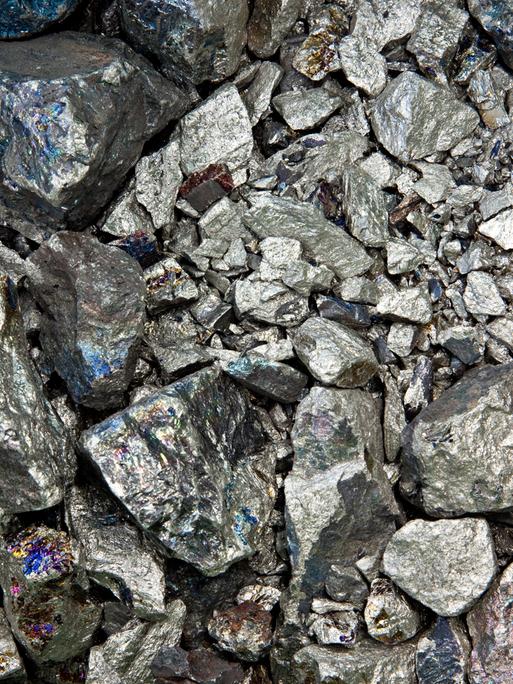 Nahaufnahme von Niob, einem silberweißen Schwermetall, welches an einigen Stellen auch blau schimmert.