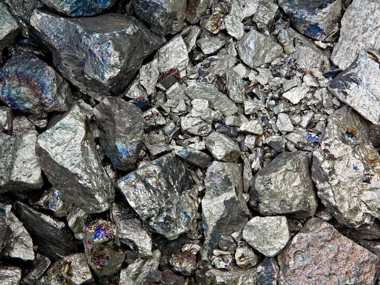 Nahaufnahme von Niob, einem silberweißen Schwermetall, welches an einigen Stellen auch blau schimmert.