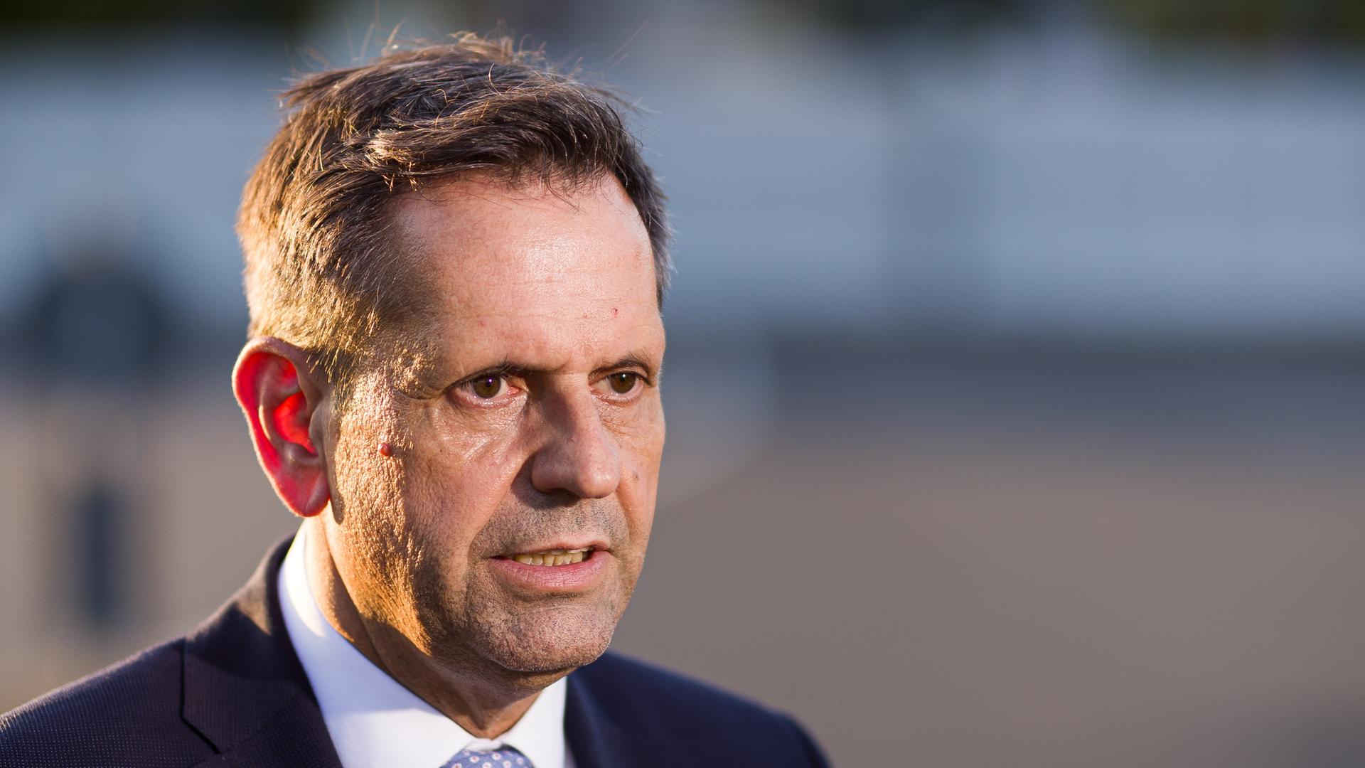 Olaf Lies (SPD), Ministerpräsident von Niedersachsen, gibt ein Pressestatement. 