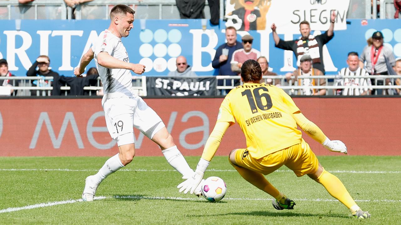 Das Bild zeigt den Spieler Andreas Albers Svt. Pauli, der das Tor zum 1:1 gegen Wiesbadens Torwart Florian Stritzel erzielt. 
