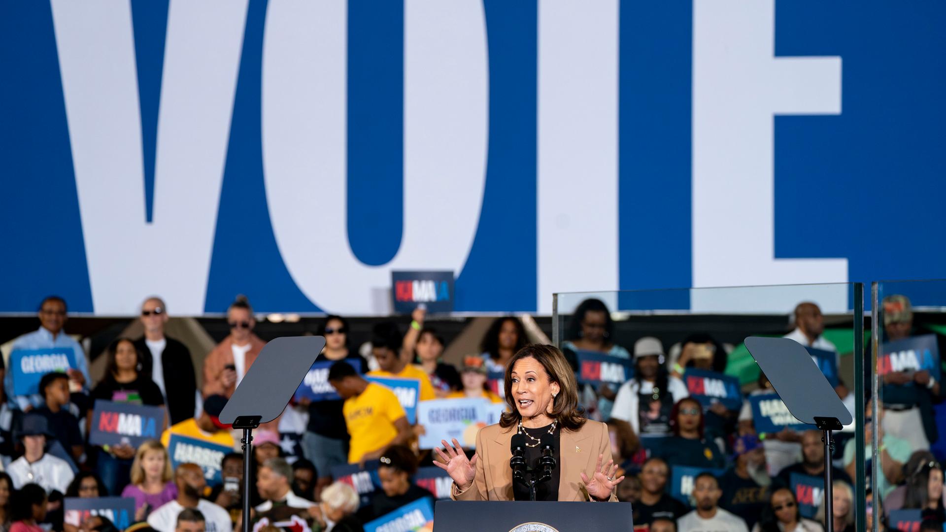 Die Vizepräsidentin und demokratische Präsidentschaftskandidatin Kamala Harris spricht am Donnerstag, den 24. Oktober 2024, während einer Wahlkampfveranstaltung mit dem ehemaligen Präsidenten Barack Obama 