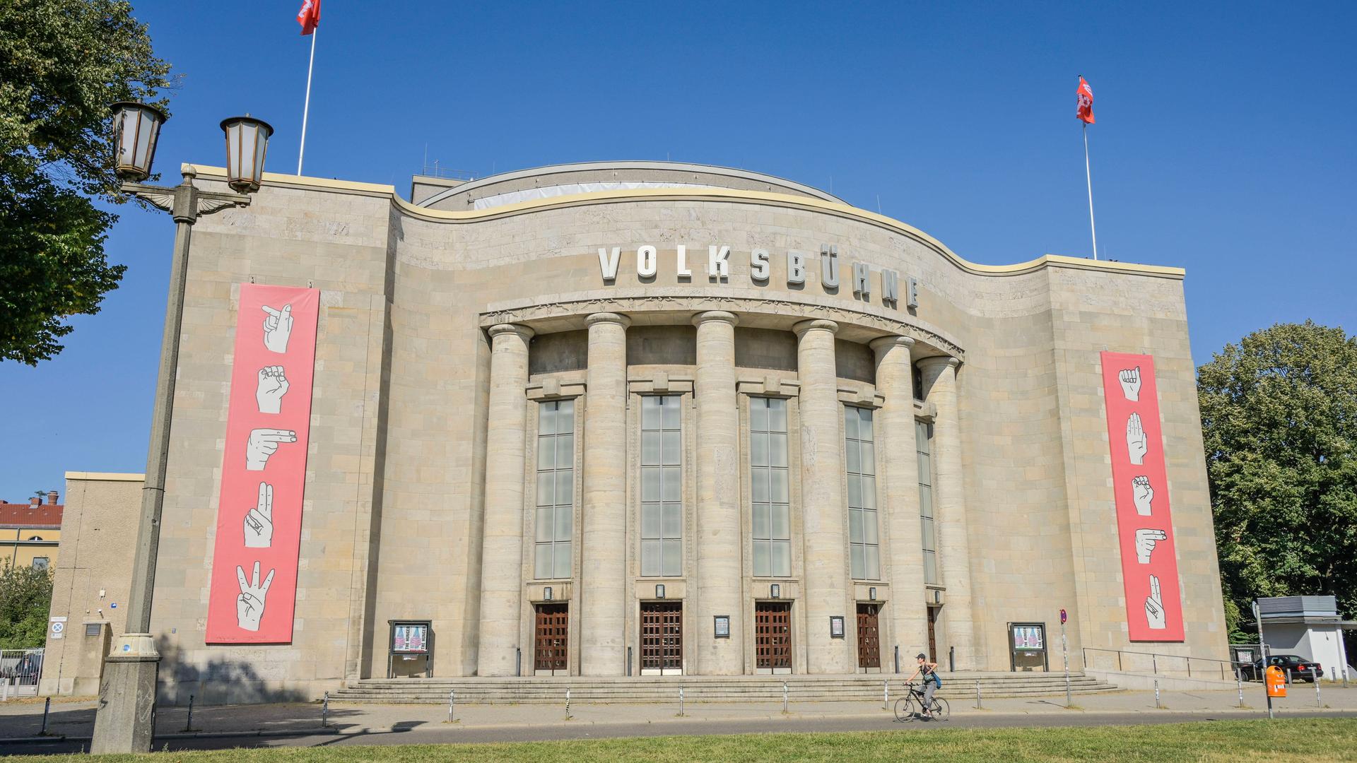 Außenansicht der Volksbühne am Rosa-Luxemburg-Platz im Bezirk Mitte in Berlin, Deutschland Außenansicht der Volksbühne am Rosa-Luxemburg-Platz im Bezirk Mitte in Berlin, Deutschland