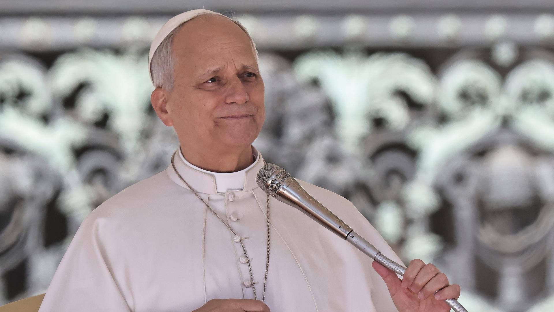 Papst Leo XIV in weißer Soutane