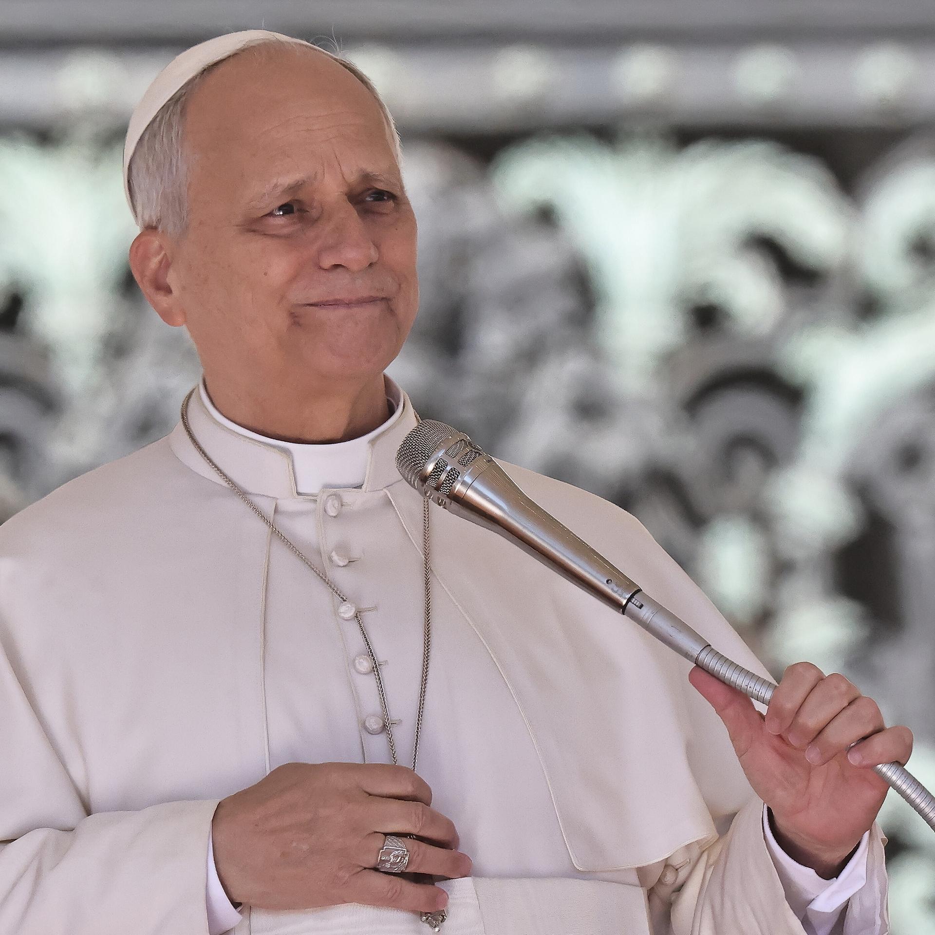 Papst Leo XIV in weißer Soutane