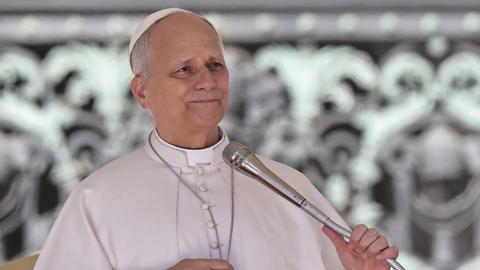 Das Bild zeigt Papst Leo XIV in weißer Soutane