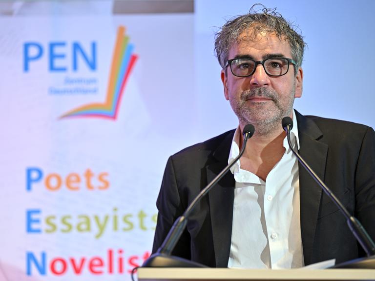 Deniz Yücel, Präsident der Schriftstellervereinigung PEN-Zentrums Deutschland steht zu Beginn der Mitgliederversammlung in Gotha am Rednerpult.