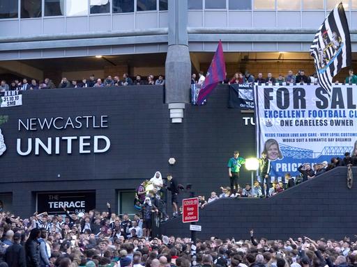 Newcastle United takeover File photo dated 07-10-2021 of Newcastle United fans celebrating at St James Park following th

Newcastle United takeover File photo dated 07-10-2021 of Newcastle United fans celebrating at St James Park following the announcement that The Saudi-led takeover of Newcastle has been approved. The end of the Mike Ashley era brought celebrations and controversy in equal measure as Newcastles new owners targeted trophies while human rights groups accused them of sportswashing human rights abuses. Issue date: Friday October 8, 2021. FILE PHOTO Use subject to restrictions. Editorial use only, no commercial use without prior consent from rights holder. PUBLICATIONxINxGERxSUIxAUTxONLY Copyright: xOwenxHumphreysx 62936913 