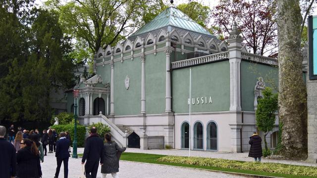 Der Russische Pavillon auf der Kunstbiennale in Venedig. Ein beiges Haus mit eckigem Dach und kleinen Rund-Bögen.