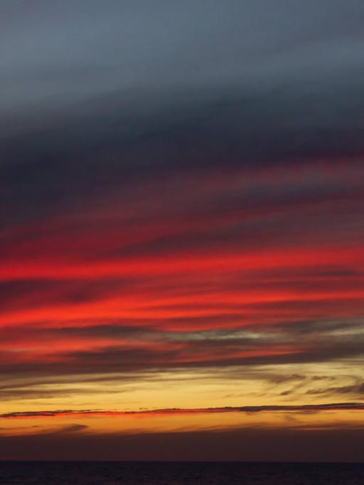 Ein Sonnenuntergang in tiefem Rot Ein Sonnenuntergang in tiefem Rot