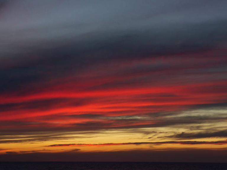 Ein Sonnenuntergang in tiefem Rot Ein Sonnenuntergang in tiefem Rot