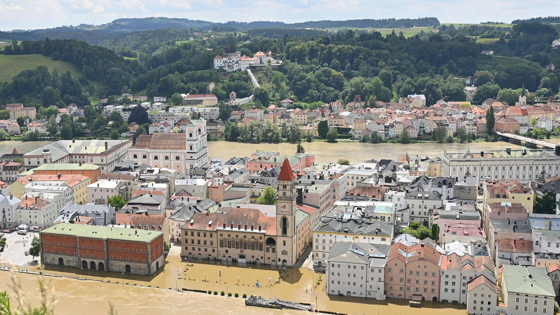 Von einem Hügel aus sieht man die Altstadt von Regensbrug. Sie steht beinahe komplett unter Wasser.