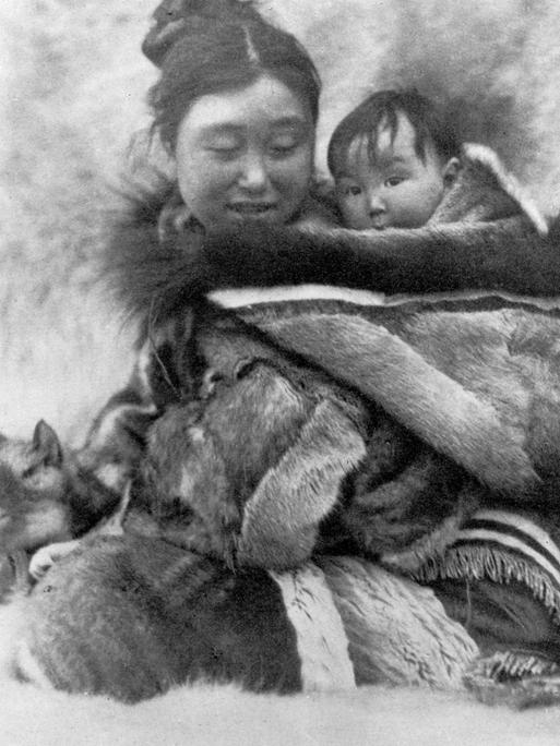 Das Film-Still aus dem Dokumentarfilm "Nanook of the North" zeigt eine Inuit-Frau mit Kind  