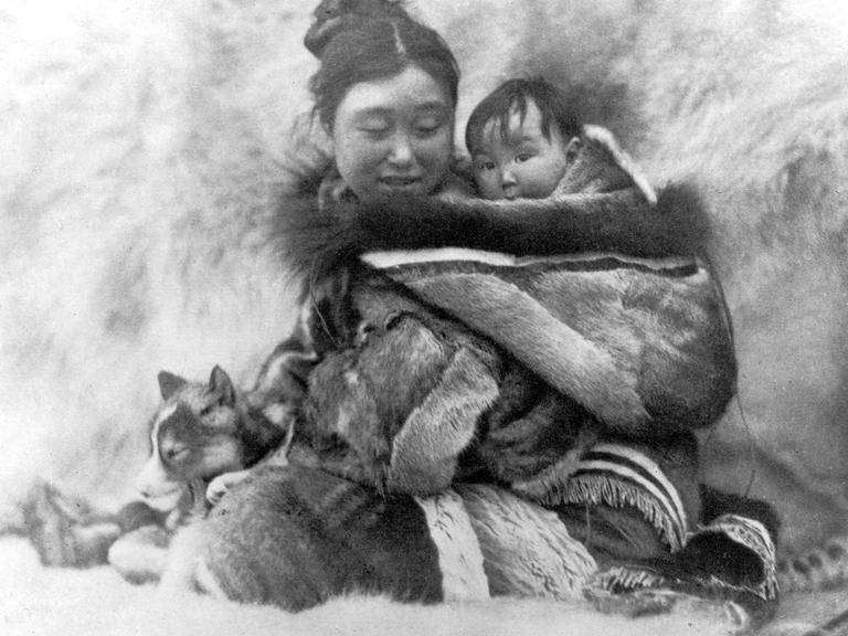 Das Film-Still aus dem Dokumentarfilm "Nanook of the North" zeigt eine Inuit-Frau mit Kind  