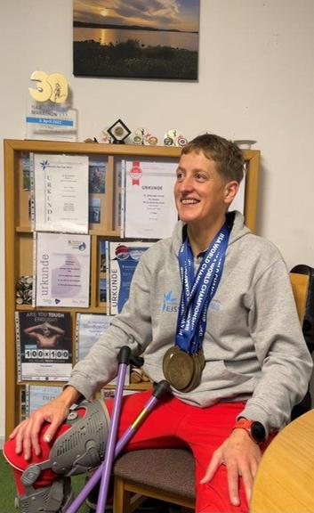 Die Para-Athletin Tina Deeken mit Medaillen