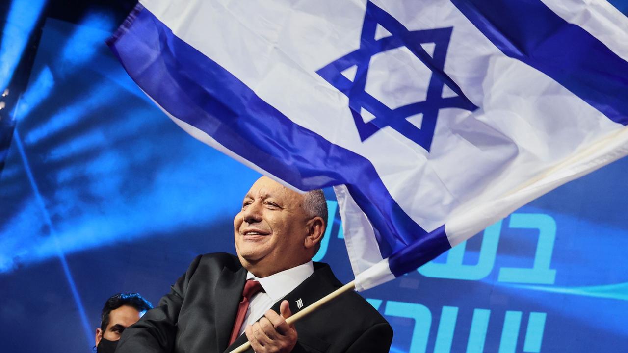 Gadi Eisenkot schwenkt eine Israel-Flagge Gadi Eisenkot schwenkt eine Israel-Flagge